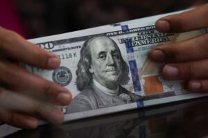 Dólar abre em alta à espera de dados dos EUA e juros no Brasil
