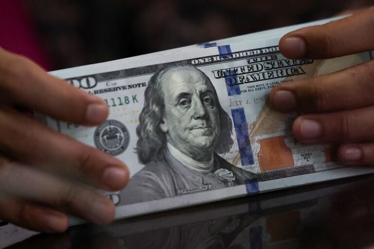 Dólar abre em alta à espera de dados dos EUA e juros no Brasil