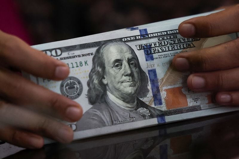 Dólar abre em alta à espera de dados dos EUA e juros no Brasil