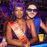 Iza assume namoro com João Vitor Silva e celebra com beijão; veja