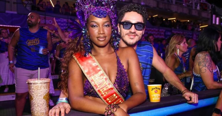 Iza assume namoro com João Vitor Silva e celebra com beijão; veja