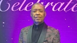 Morre Ron Kenoly, ícone da música gospel, aos 81 anos