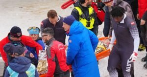 Olimpíadas: trenós viram de ponta cabeça e piloto é retirado de maca