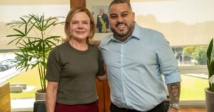 Presidente de escola que homenageou Lula foi ao Planalto antes de desfile