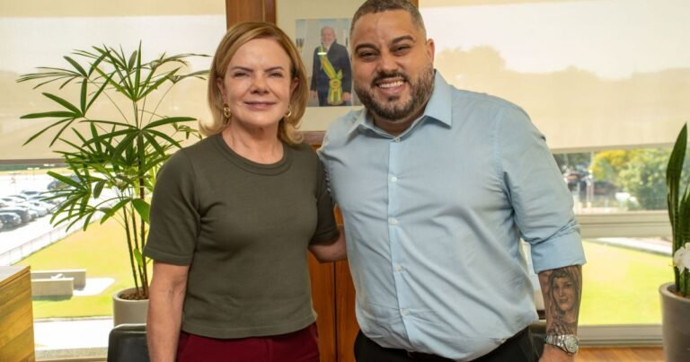 Presidente de escola que homenageou Lula foi ao Planalto antes de desfile