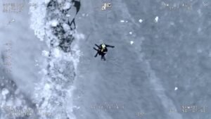 Vídeo: Equipes resgatam homens que caíram no gelo em Nova York