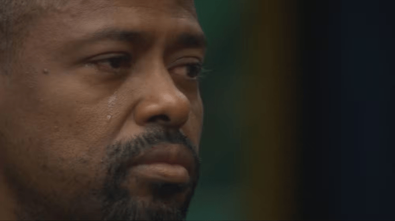 BBB 26: Leandro Boneco chora encarando botão da desistência