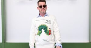 Em Paris, Macaulay Culkin usa suéter inspirado em clássico infantil; veja