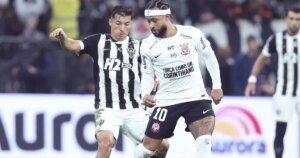 Brasileirão: Memphis volta e Corinthians bate Atlético-MG com golaço no fim