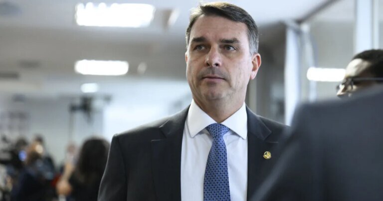 Flávio nega conhecer Vorcaro a banqueiro e, após áudio, não é recebido