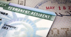 Governo Trump vai obrigar estrangeiros a sair dos EUA para pedir green card