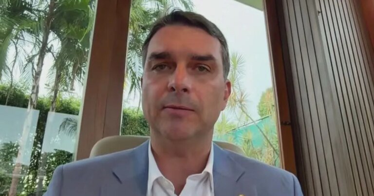 “Imaginei quando for meu pai”: Flávio comemora soltura de Carla Zambelli