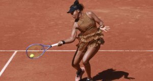 Naomi Osaka vence e rouba cena com look customizado em Roland Garros; veja
