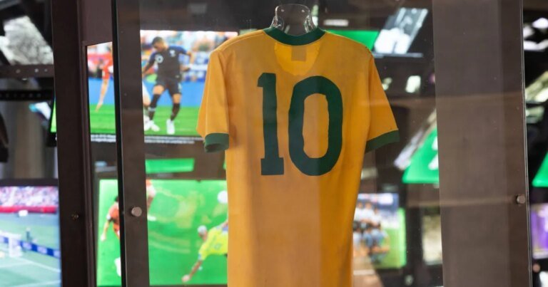 Clima de Copa do Mundo inspira exposição sobre camisas da Seleção