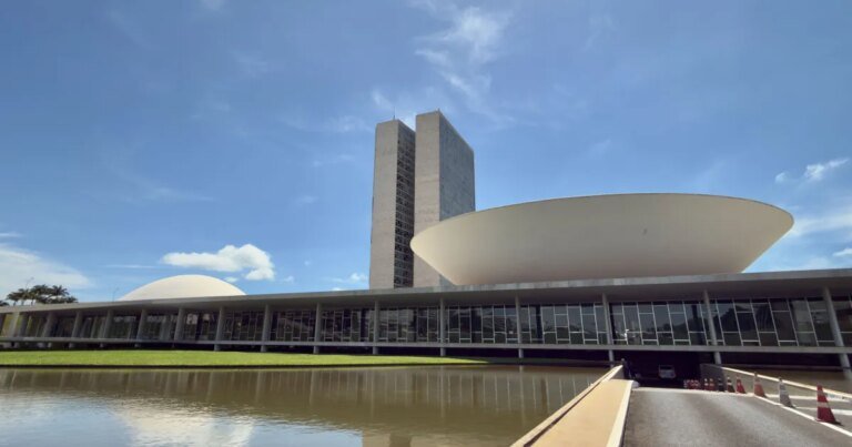 Feriado e Brasil na Copa: Congresso tem semana esvaziada