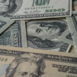 Ibovespa avança com otimismo no exterior e guerra no radar; dólar cai