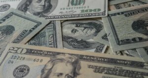 Ibovespa avança com otimismo no exterior e guerra no radar; dólar cai