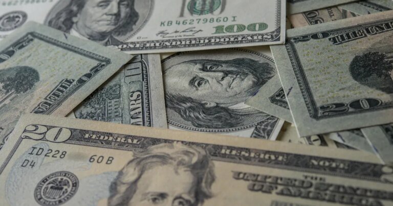 Ibovespa avança com otimismo no exterior e guerra no radar; dólar cai