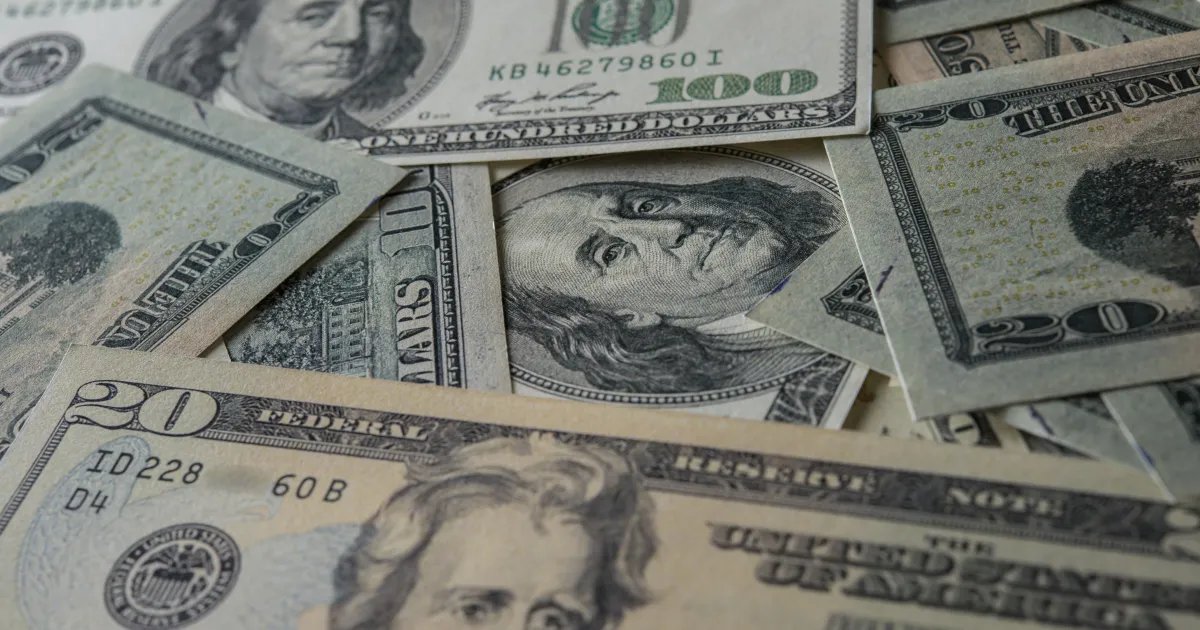 Ibovespa avança com otimismo no exterior e guerra no radar; dólar cai