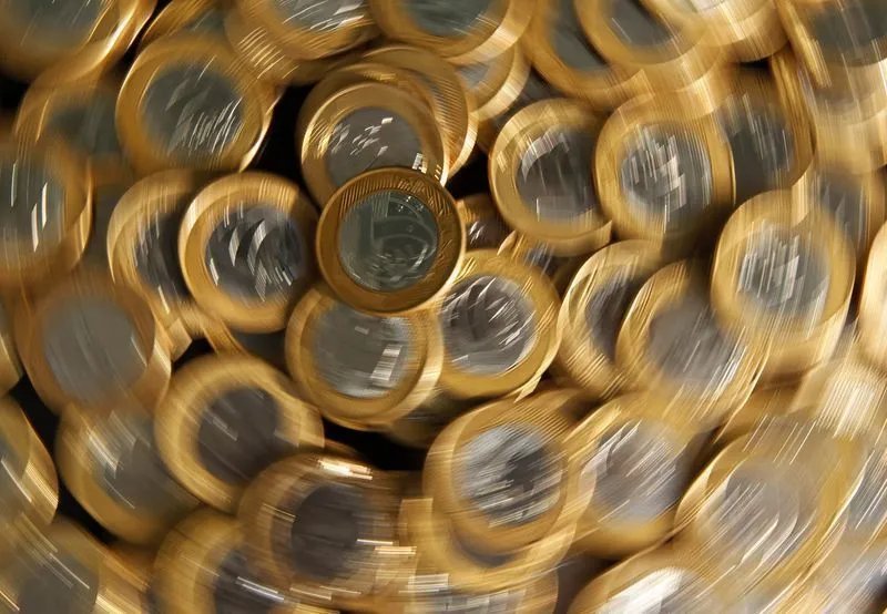 Juros futuros sobem com mal-estar diante de inflação, tarifas e guerra