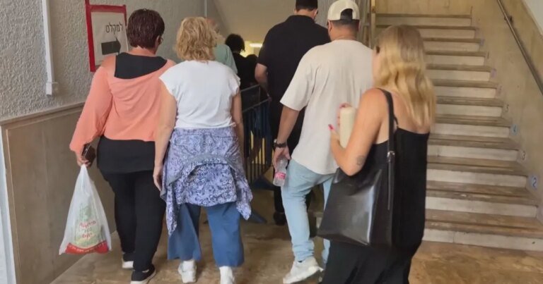 Moradores de Israel buscam abrigo após ataques iranianos
