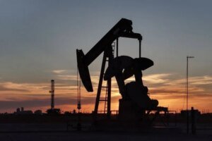 Petróleo fecha em alta e encerra ciclo de quedas com Ormuz no radar