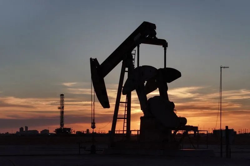 Petróleo fecha em alta e encerra ciclo de quedas com Ormuz no radar