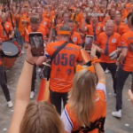 Torcedores da Holanda tocam samba antes de partida na Copa do Mundo; veja