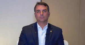 Decisão de Moraes que proíbe visitas a Bolsonaro é "vingança", diz Flávio