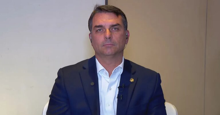 Decisão de Moraes que proíbe visitas a Bolsonaro é “vingança”, diz Flávio