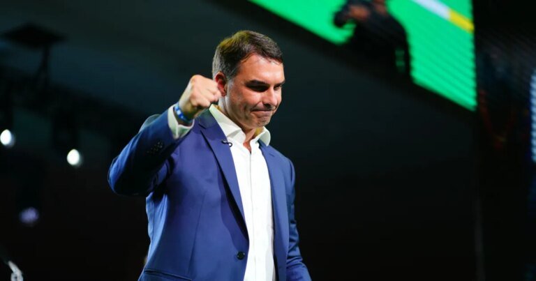Embaixada dos EUA avisou governo que “missão eleitoral” encontraria Flávio
