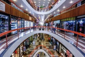 Há 30 anos sob mesma gestão, Galeria do Rock transforma cultura em negócio