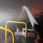 Incêndio em fábrica da Colcci: bombeiros combatem focos pontuais