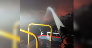 Incêndio em fábrica da Colcci: bombeiros combatem focos pontuais