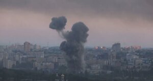 Mísseis russos atingem Kiev, deixando um morto, dizem autoridades