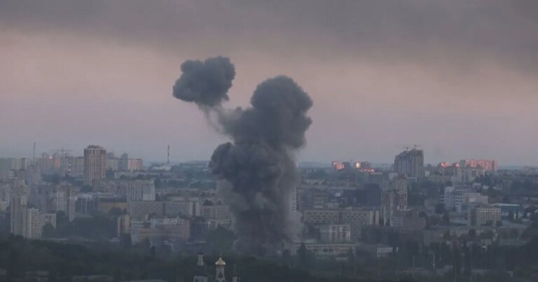 Mísseis russos atingem Kiev, deixando um morto, dizem autoridades