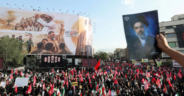 Multidão toma as ruas de Teerã no funeral do aiatolá Ali Khamenei
