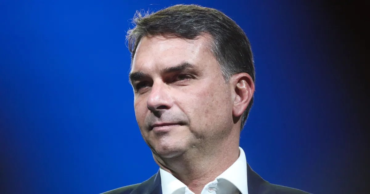 Ausente em debate, Flávio posta críticas a Lula e explora caso Lulinha