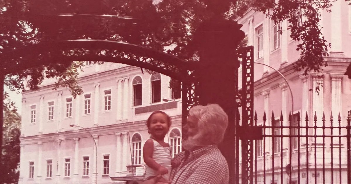 Entre afetos e memórias, Júlia Almeida conduz legado do pai Manoel Carlos