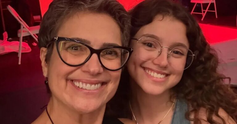 No Dia da Visibilidade Lésbica, filha de Sandra Annenberg posa com namorada