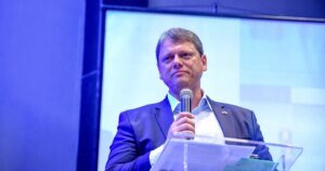 "Nós amamos Jair Messias Bolsonaro", diz Tarcísio em convenção em SP