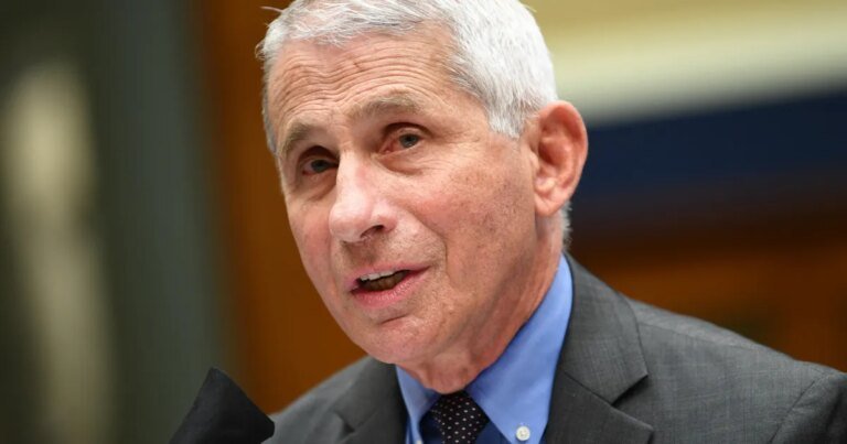 Quem é Anthony Fauci, médico acusado de desacato pelo Congresso dos EUA?