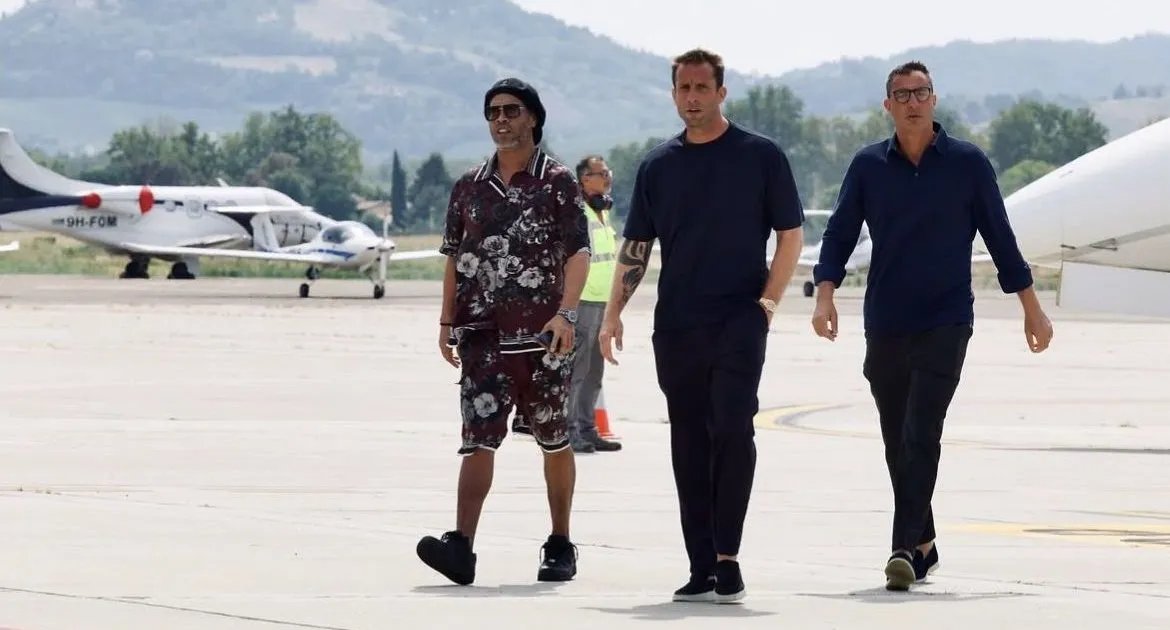 Ronaldinho retorna ao futebol profissional em time da 3ª divisão da Itália