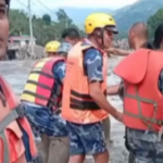 Socorristas retiram moradores ilhados após enchentes no Nepal; veja vídeo