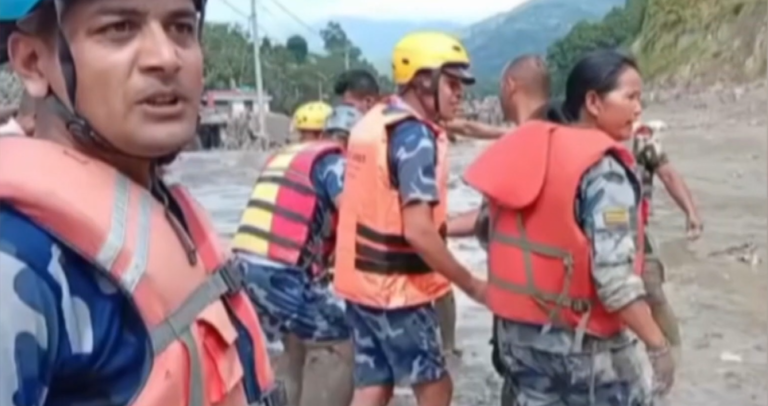 Socorristas retiram moradores ilhados após enchentes no Nepal; veja vídeo