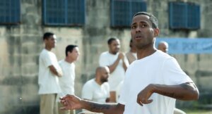 "Tremembé": Ícaro Silva aparece como Robinho em imagens da nova temporada