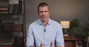 À CNN, Douglas Ruas elogia cortes de gastos de Couto no governo do Rio