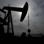 Petróleo cede com alívio nas tensões sobre oferta na Arábia Saudita