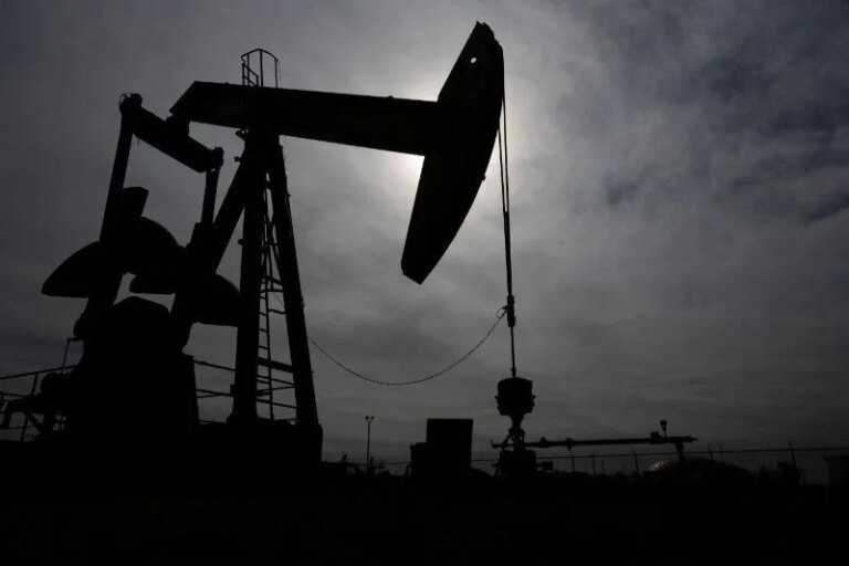 Petróleo cede com alívio nas tensões sobre oferta na Arábia Saudita