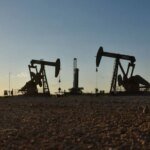 Petróleo volta a US$ 100 pela 1ª vez desde julho com conflito no Oriente